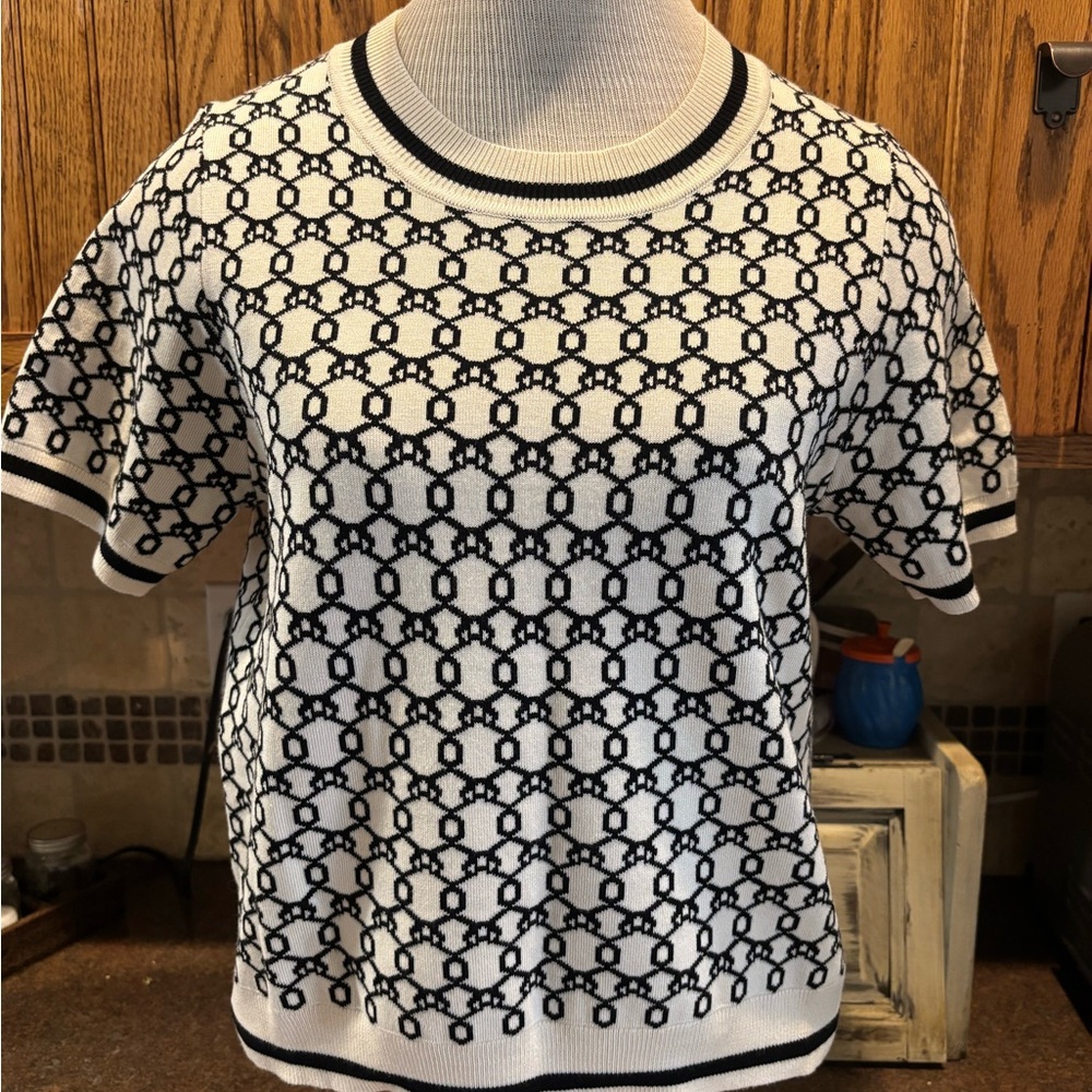 🧵NWT Adrianna Papell Black and White Geometric Short Sleeve sweater